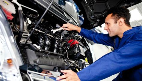 Mecânico a trabalhar num motor na oficina DriveFixIt
